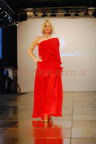 Vestido largo rojo escote asimetrico plisado